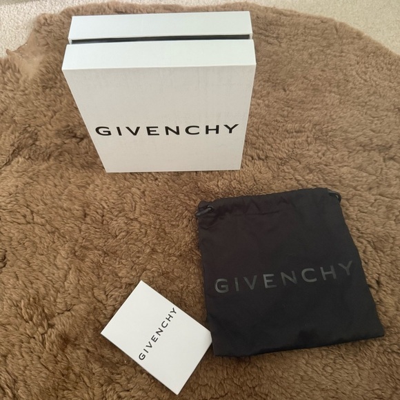 Authentic Givenchy Box with dust bag and authenticity card - Picture 2 of 6